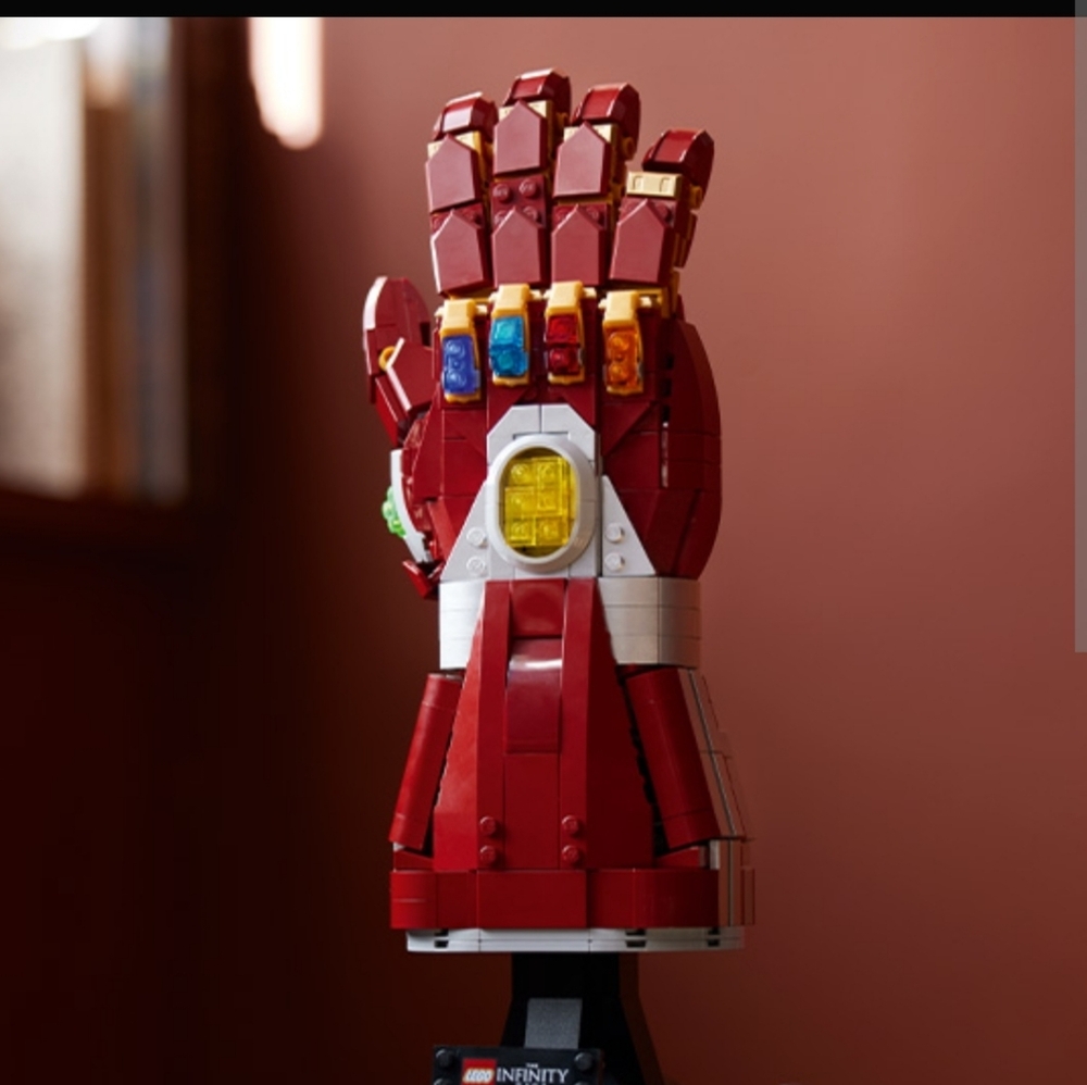 LEGO Infinity Gauntlet in Red and White